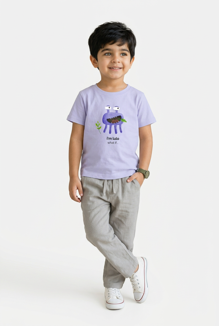 Vihan in Lulo tee, relaxed full-length view
